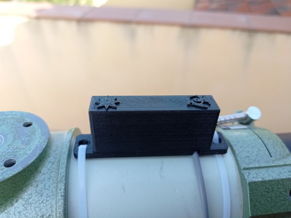 Tilt sensor mounted on top of a telescope tube ring