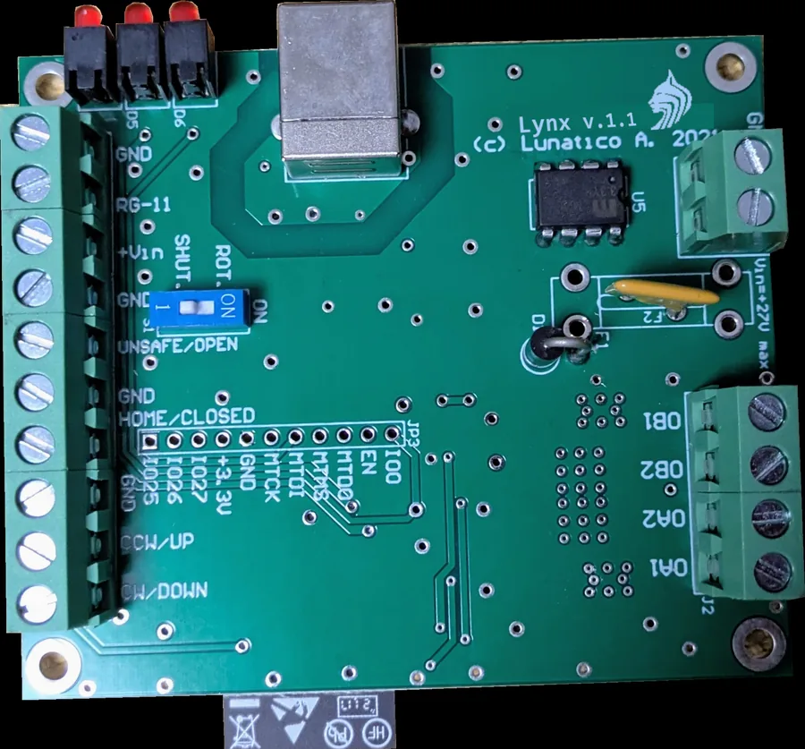 The Lynx board: screw terminals for the two stepper motor coils and the supply on one side, sensor and limit inputs on the other, with a USB connector, three indicator LEDs and a configuration switch
